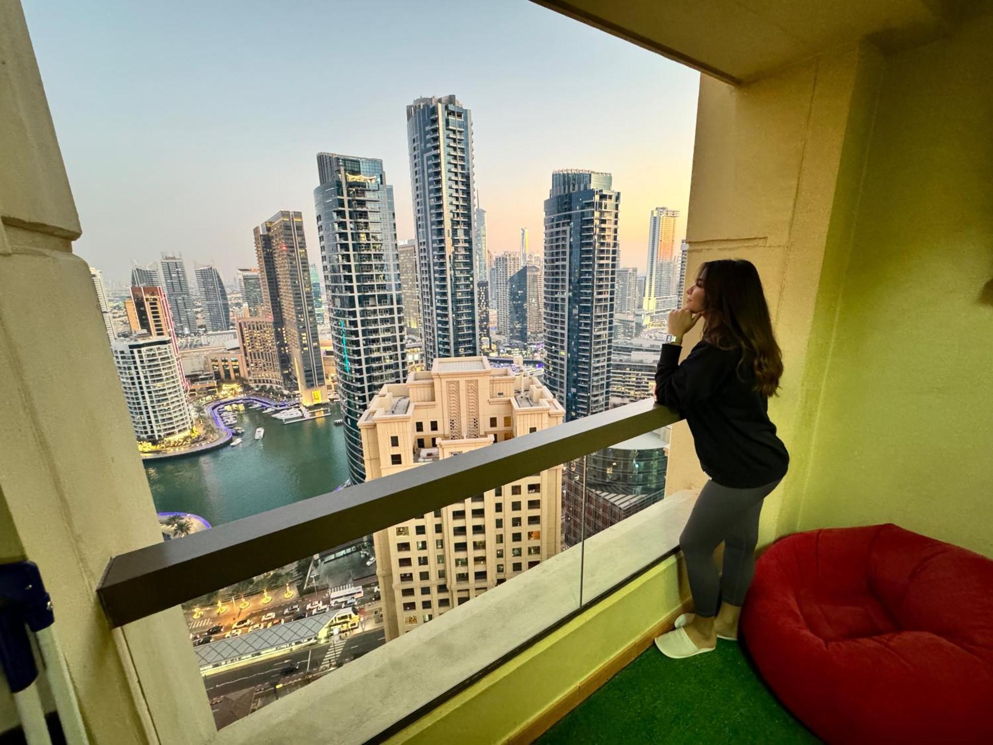 Berloga Capsule Jbr Hostel Дубай Екстериор снимка
