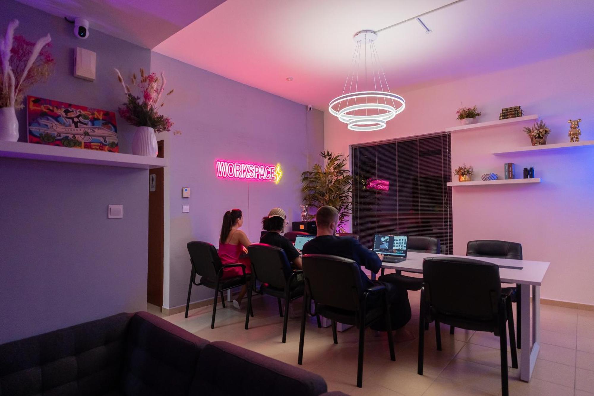 Berloga Capsule Jbr Hostel Дубай Екстериор снимка