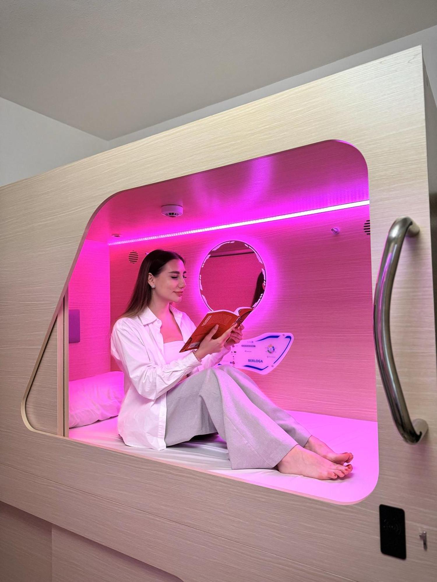 Berloga Capsule Jbr Hostel Дубай Екстериор снимка
